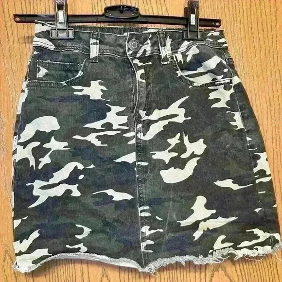 Y.M.I.  Jeans USA Junior Fringed Camo  Skirt Size Small - Picture 1 of 4